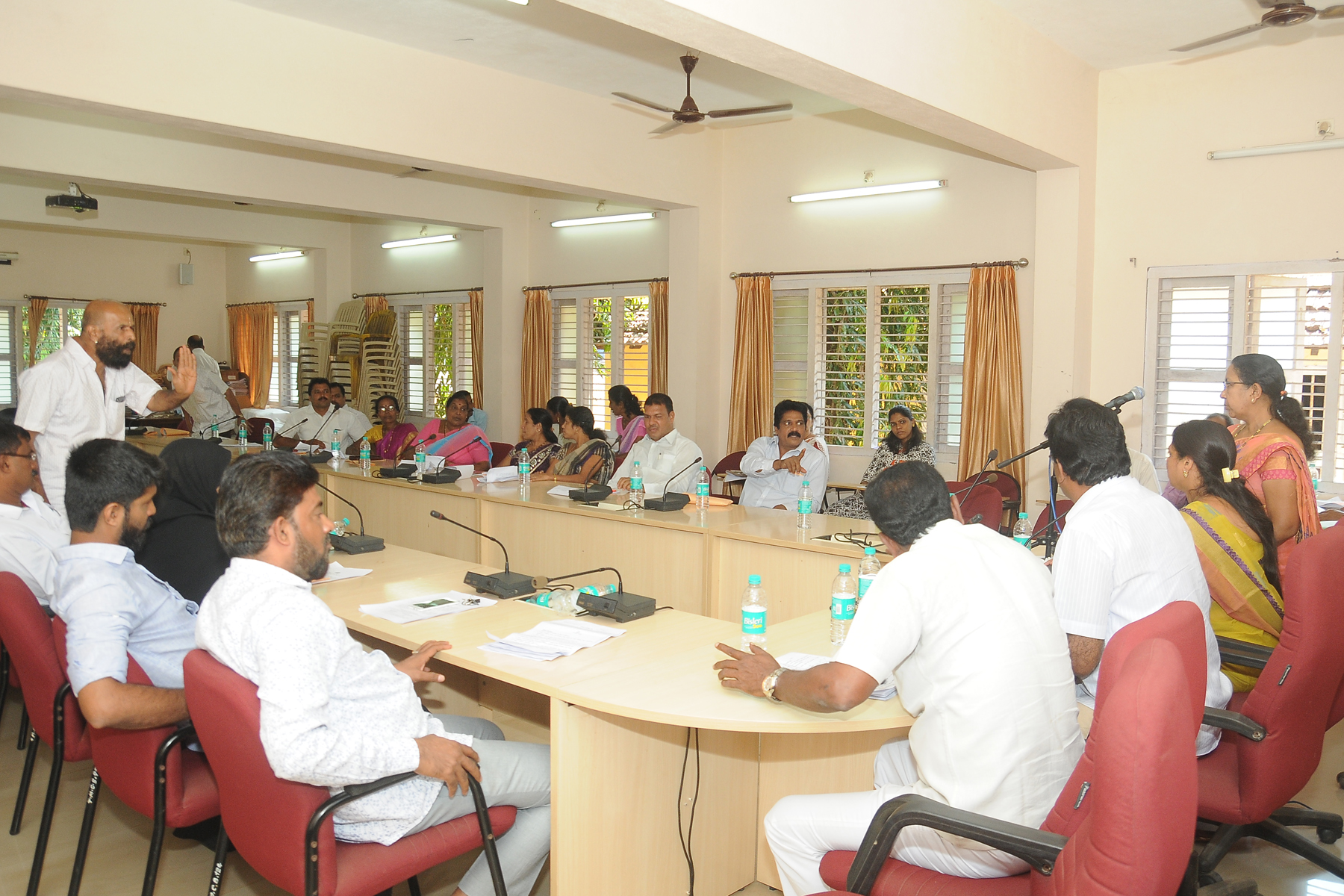 ಪುರಸಭೆಯ ಆನ್ ಲೈನ್ ಕೊಠಡಿಯೊಳಗೆ ಬ್ರೋಕರ್‌ಗಳು ನುಗ್ಗಿ ವ್ಯವಹಾರ ನಡೆಸುತ್ತಾರೆ